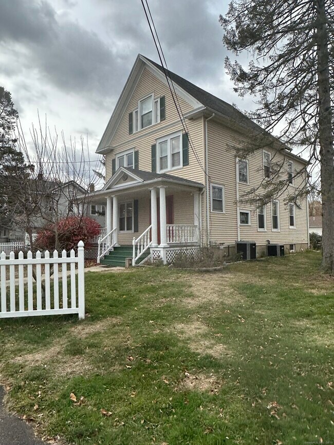 Building Photo - 421 Main St