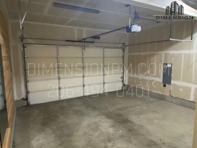 Building Photo - Spacious 4 Bed, 2.5 Bath Home with Garage ...