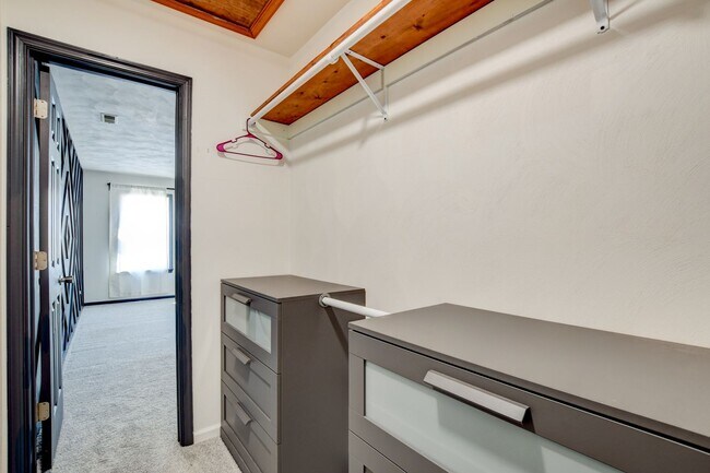 Building Photo - 412 Saddle Ct