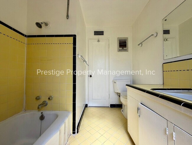Building Photo - Spacious With Vintage Charm- 2/1 Centrally Located and Waiting For You!