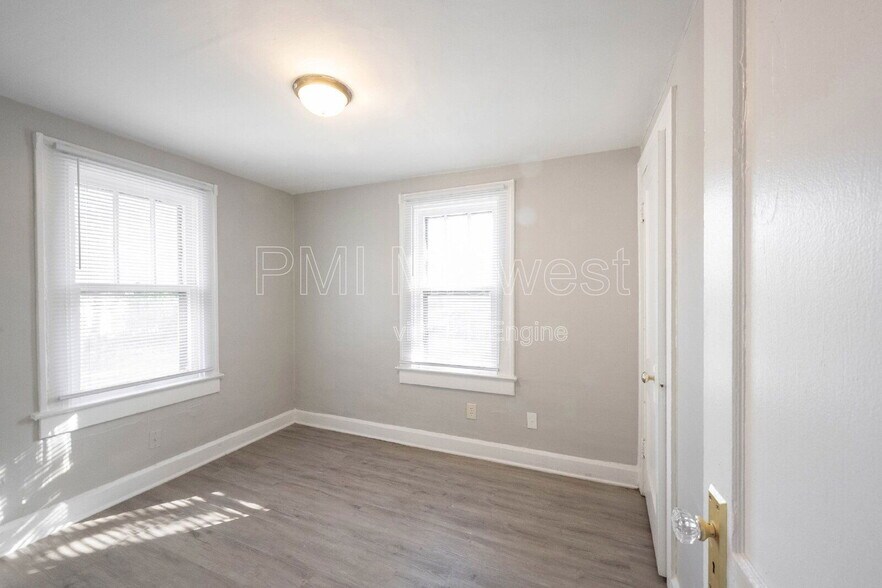 Building Photo - 915 N Drexel Ave