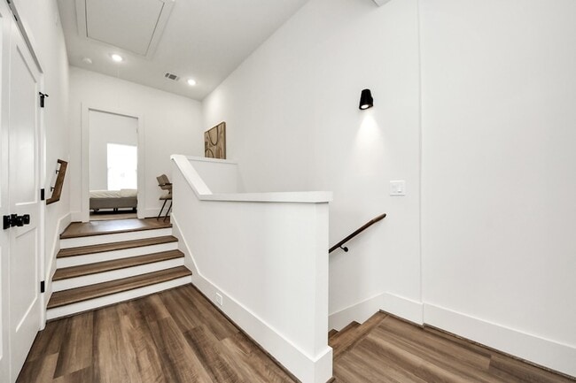 Building Photo - 879 Rachel St