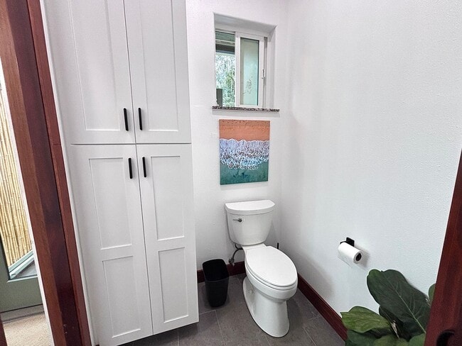 Building Photo - Peaceful 2.5-Acre Retreat | Furnished Mid-Term Rental