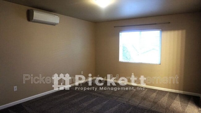 Building Photo - 821 SE Kinsley Ln