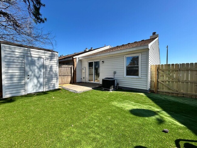 Building Photo - Charming Updated End-Unit Home with Private Yard in Virginia Beach