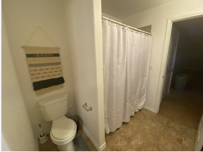 Building Photo - Beautiful 3-Bedroom Townhome in a Prime Location