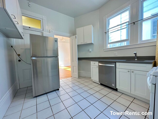 Building Photo - 38A Sharon St