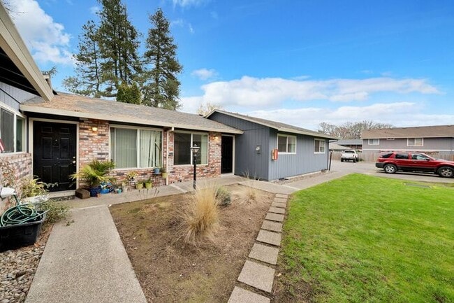 Building Photo - Recently upgraded 3 Bedroom! Washer/Dryer in unit!, Great Location! $500.00 Deposit OAC*!!