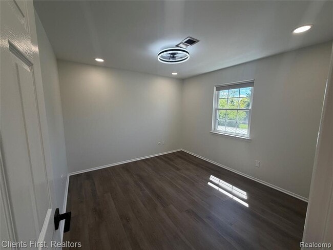 Building Photo - 204 Princeton Dr