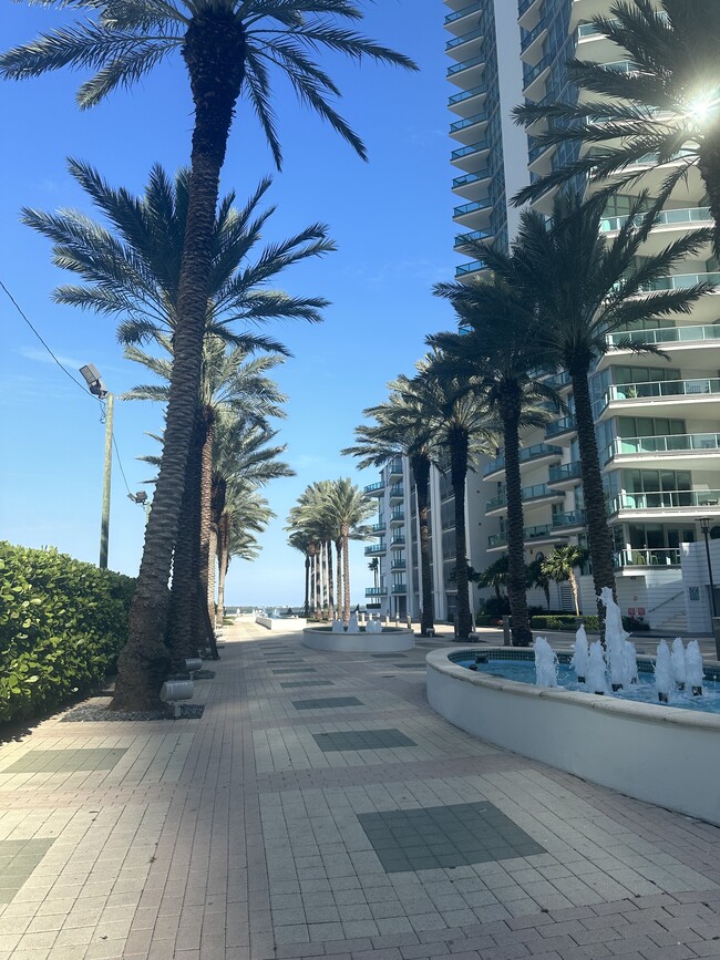 Walk to the bay - 1200 Brickell Bay Dr