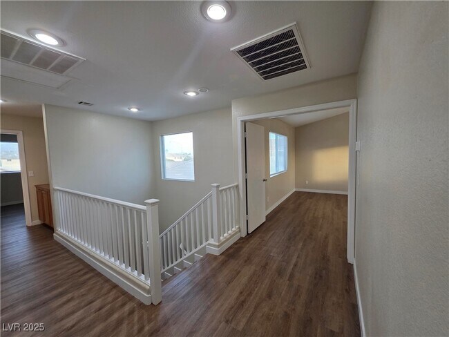 Building Photo - 909 E Malibu Sands Ave