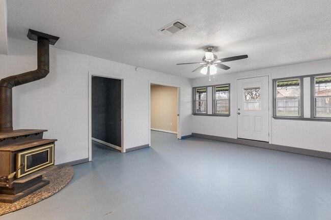 Building Photo - 400 N River Oaks Dr