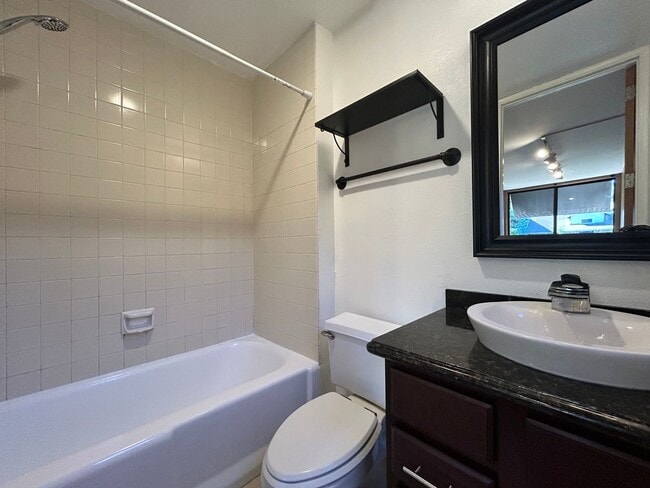 Building Photo - Beautiful 2B/2BA Condo in Mission Hills for Rent!