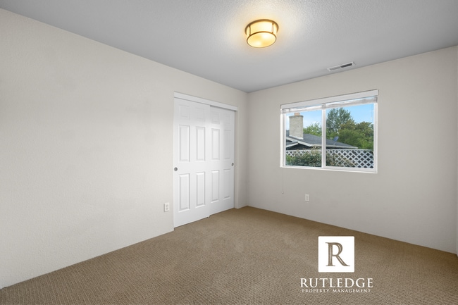Building Photo - 3 Bedroom + Office in Central Point!