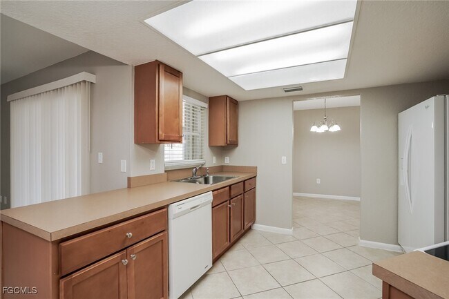 Building Photo - 1423 SE 18th St