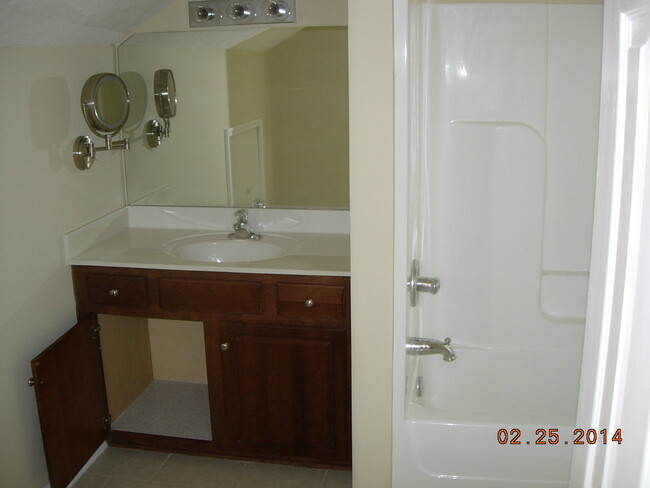 Building Photo - NICE Condo in GREAT location!!! VERY clean...