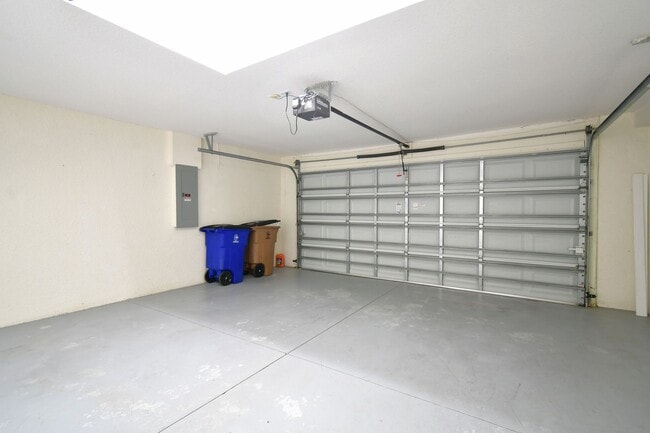 Building Photo - 2 Bedroom with Den and Garage. Over !800 Sq. Ft under air