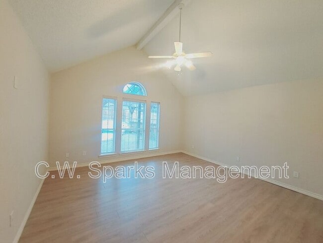 Building Photo - 902 Sunpoint Cir