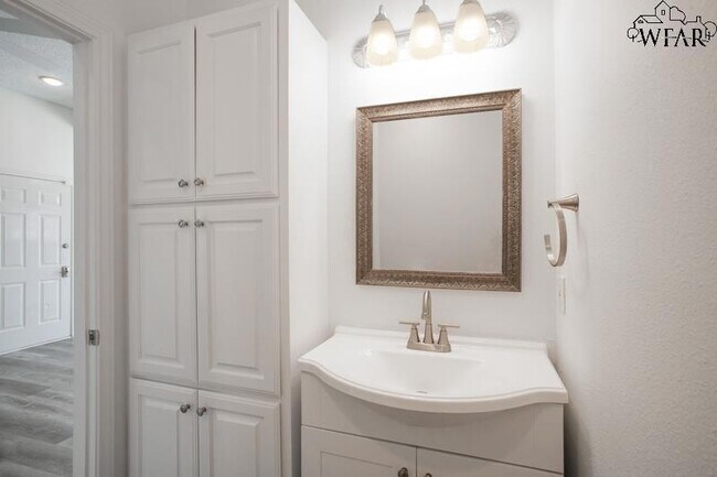 Building Photo - 8 Canyon Bluff Ct