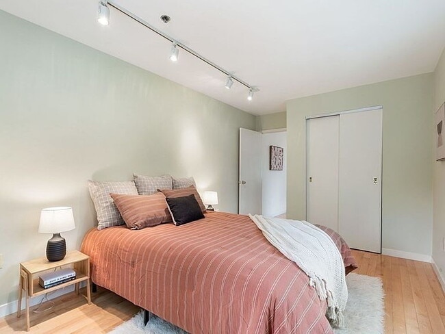 Building Photo - "Spacious 2-Bed Retreat with Granite Touches & Pool Access in Cambridge's Heart!"