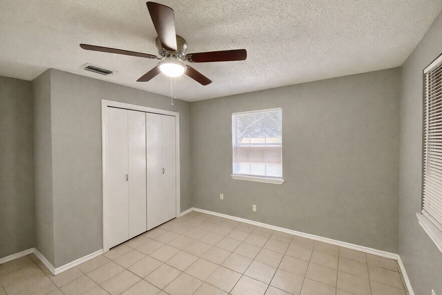 Building Photo - 604 S Logan Dr