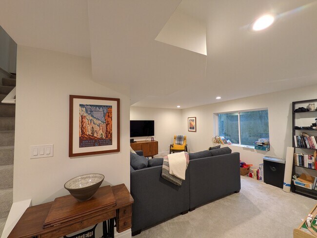Building Photo - 2741 Lincolnwood Dr