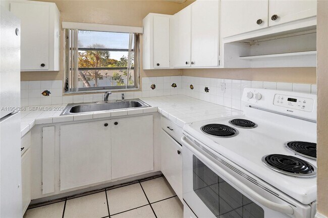 Building Photo - 133 SE 4th Ave