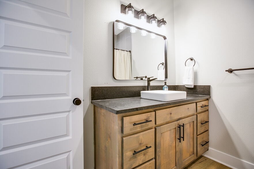 Building Photo - 1009 Holiday Dr