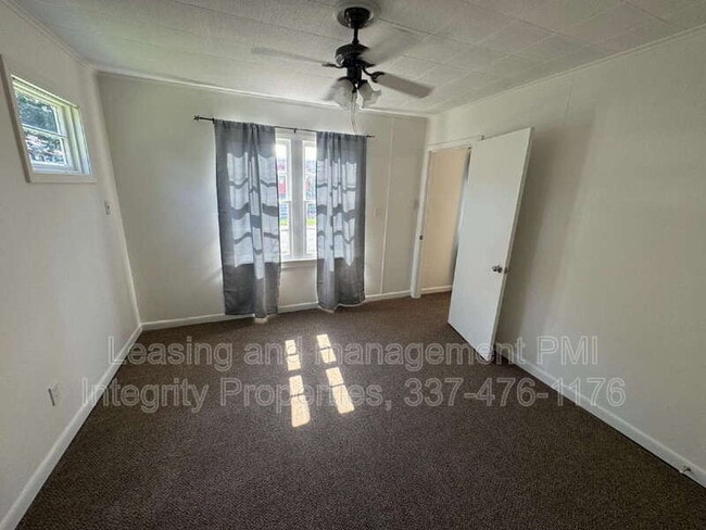 Building Photo - 105 N Cemetery St