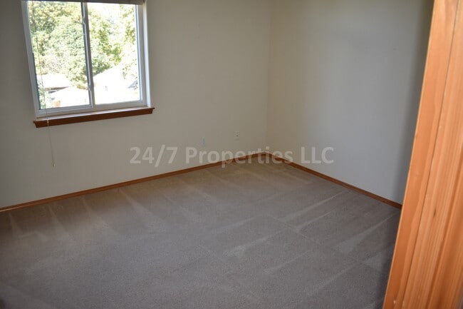 Building Photo - Beautiful 3 BD | 2.5 BA Duplex in Wine Cou...