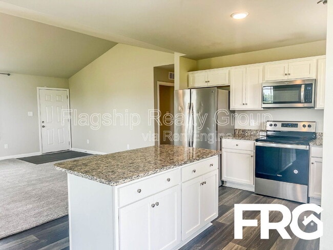 Building Photo - 102 Michael Thomas Pl