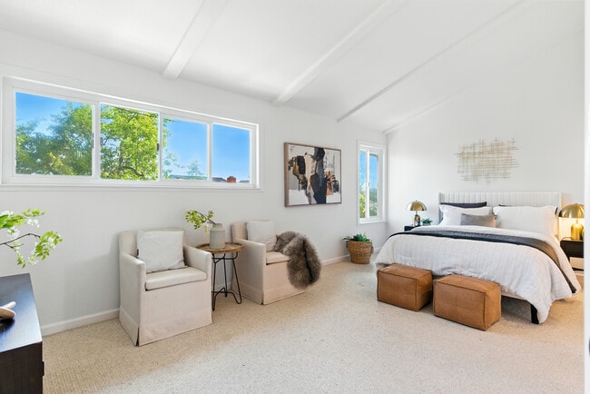 Building Photo - 208 Siskiyou Ct