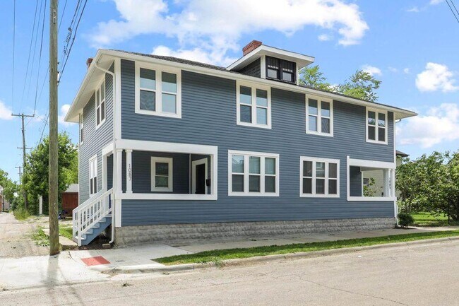 Building Photo - 1087 E Sycamore St