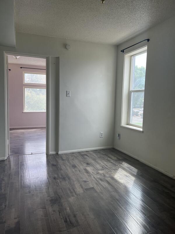 Building Photo - 560 600 E