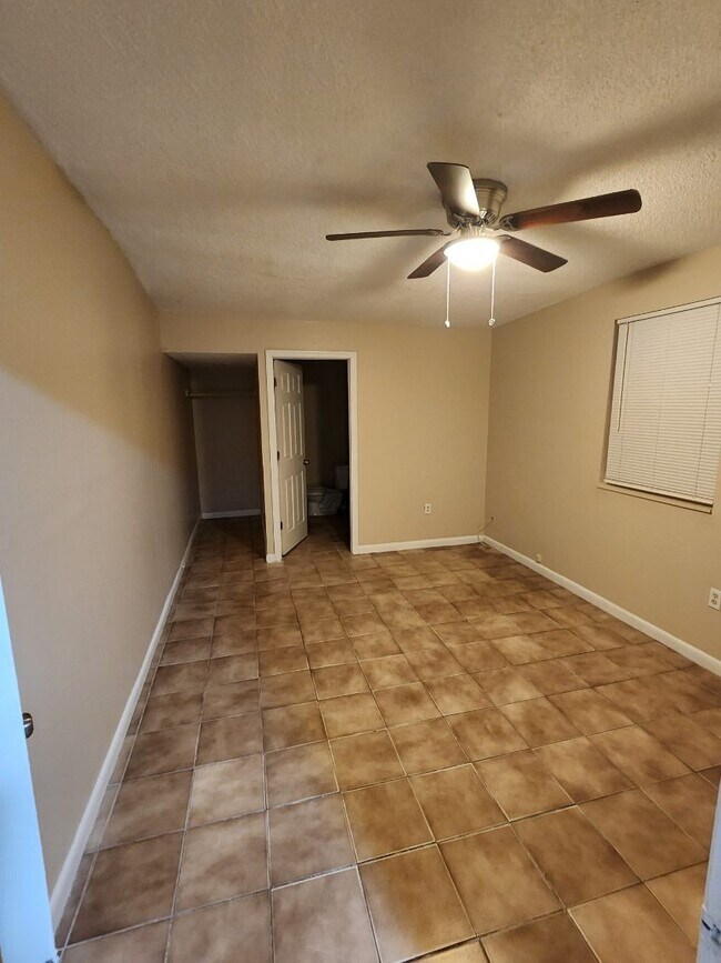 Building Photo - 812 E Lotus Ave