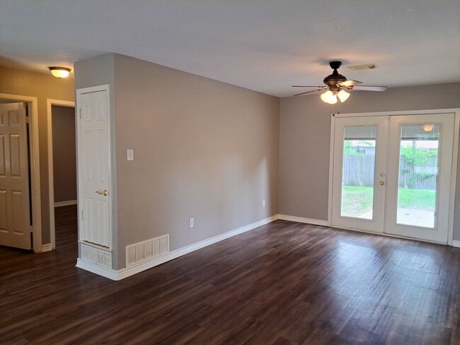 Building Photo - 3 Bedroom / 2 Bath / 2 Car Garage