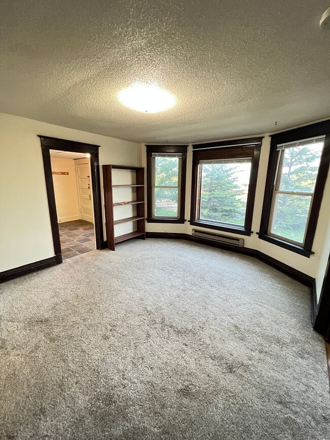 Building Photo - 910 N 22nd Ave W