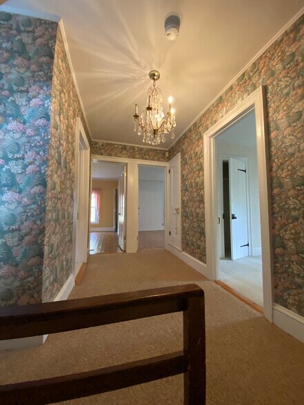 Building Photo - 421 Country Club Rd