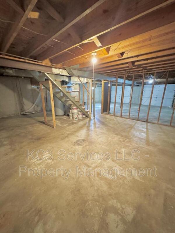 Building Photo - 1023 SW Kingscross Rd
