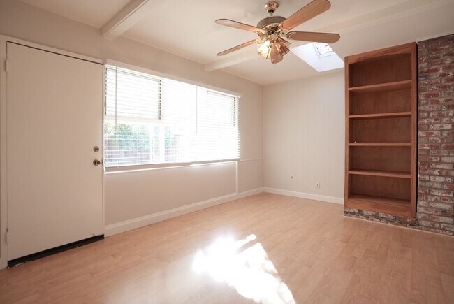 Building Photo - Charming Three Bedroom West Park Neighborh...