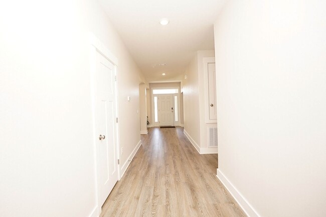 Building Photo - Spacious 5-Bedroom Home in Desirable Crest...