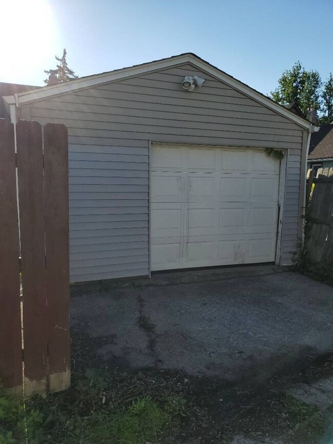 Building Photo - Newly Renovated 4BR/1BA Single-Family Home with Garage – Cleveland