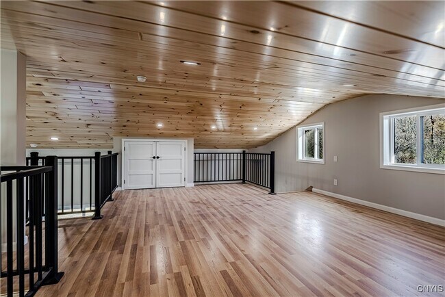 Building Photo - 118a Kirkland Ave