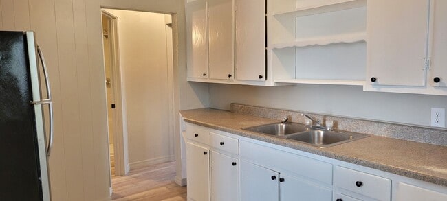 Building Photo - LARGE 2 BEDROOM HOME