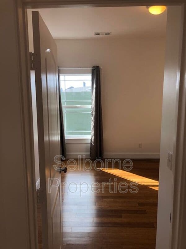 Building Photo - 939 International Blvd