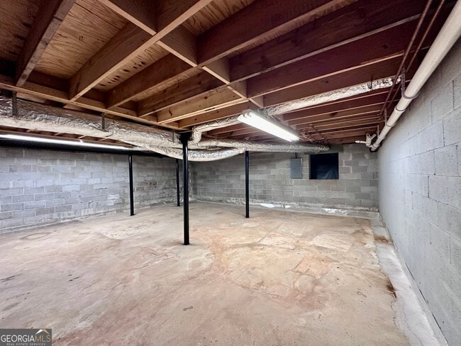 Building Photo - 5506 Woodland Dr