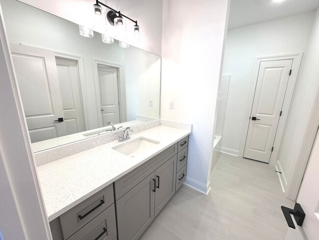 Building Photo - 3BR/3.5BA Stand Alone House in South Grove