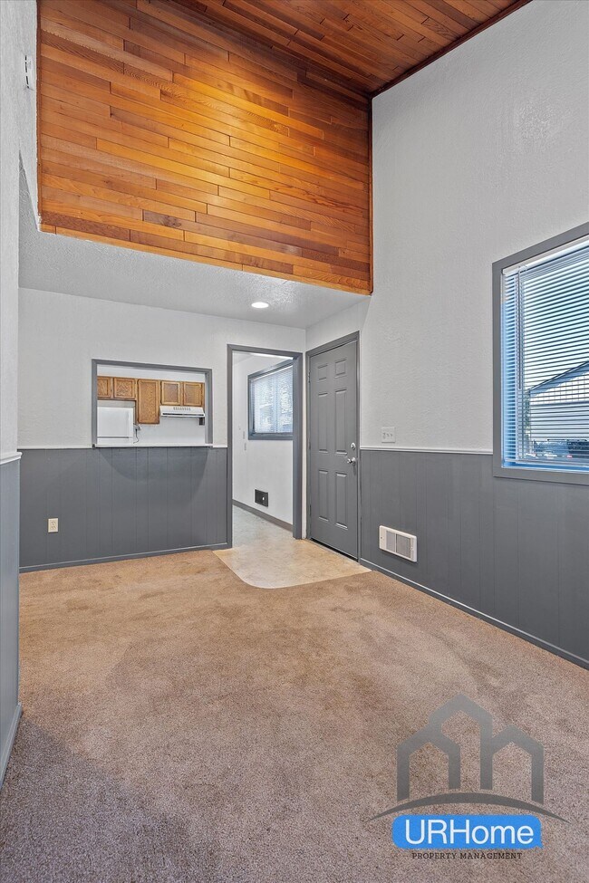 Building Photo - First Month FREE! Spacious 2BD/1.5BA Townhome in SE Portland - Move-In Ready