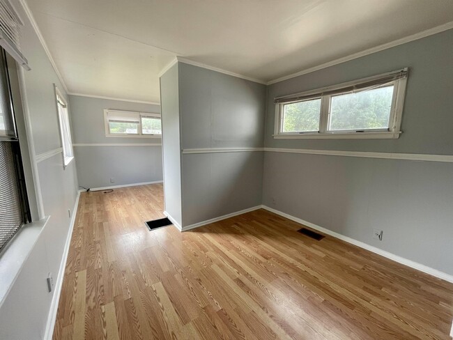 Building Photo - 904 Oakley Ave