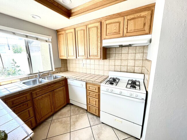 Building Photo - Charming 2 Bedroom 1.5 Bathroom Townhome w...